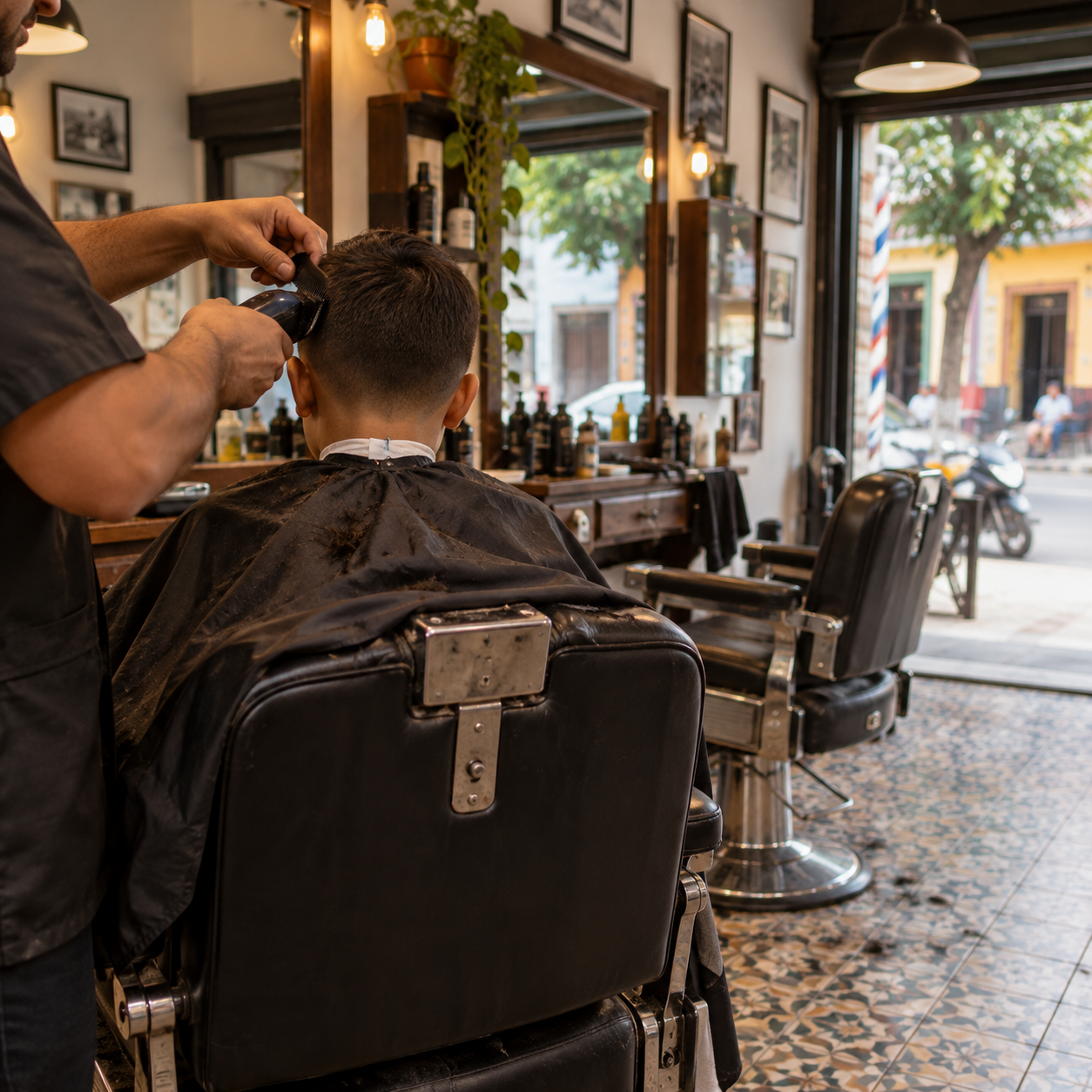 Niño en la silla durante su corte