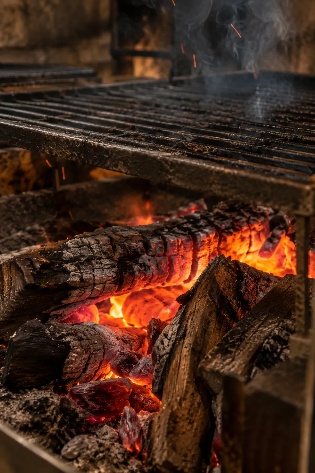 Brasas de guayabo bajo la parrilla de hierro